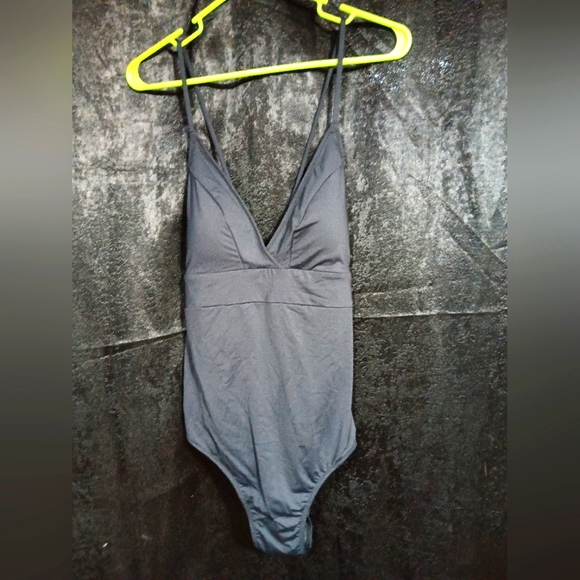 Vineyard Vines Other - NWT vineyard vines one piece black bathing suit size large